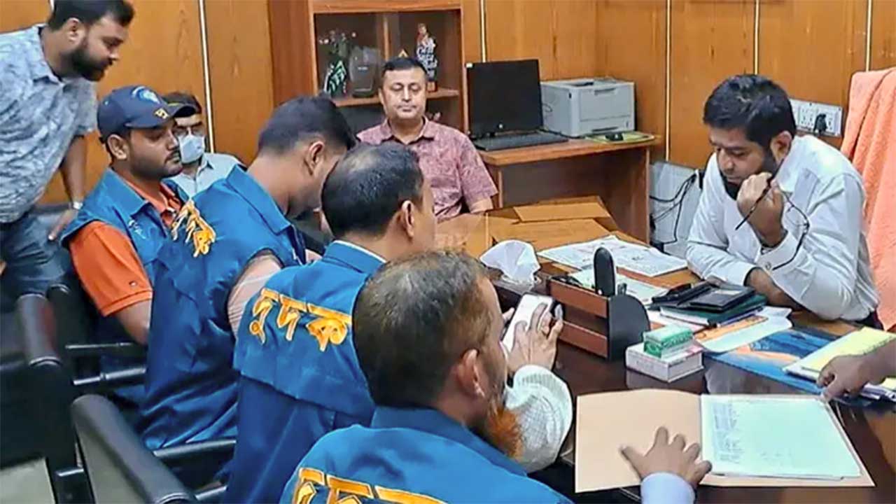 কুষ্টিয়া সিভিল সার্জন অফিস ও জেনারেল হাসপাতালে দুদকের অভিযান